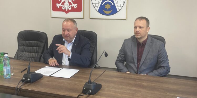 Ostrowiec Świętokrzyski. Spotkanie z organizacjami pozarządowymi. Na zdjęciu prezydent Ostrowca Artur Łakomiec i dyrektor CRL Marcin Marzec. Fot. Anna Głąb - Radio Kielce