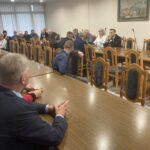 Radni znowu nie przyszli na sesję. Burmistrz Bodzentyna mówi o rosnących kłopotach - Radio Kielce Radni nie przychodzą na sesję. Nauczyciele nie otrzymują pensji