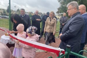 03.10.2024. Staszów. Otwarcie integracyjnego placu zabaw / Fot. Grażyna Szlęzak - Radio Kielce