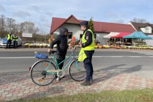 Konecka policja rozdaje odblaski