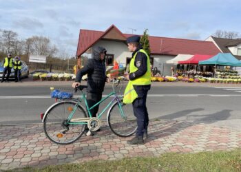 Konecka policja rozdaje odblaski