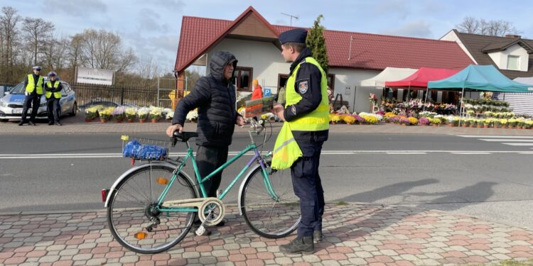 Konecka policja rozdaje odblaski