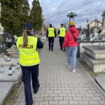 Konecka policja rozdaje odblaski - Radio Kielce 31.10.2024. Końskie. Policjanci z Komendy Powiatowej Policji w Końskich rozdają odblaski / Fot. Magdalena Galas-Klusek - Radio Kielce