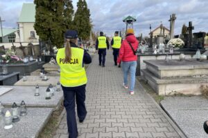 31.10.2024. Końskie. Policjanci z Komendy Powiatowej Policji w Końskich rozdają odblaski / Fot. Magdalena Galas-Klusek - Radio Kielce