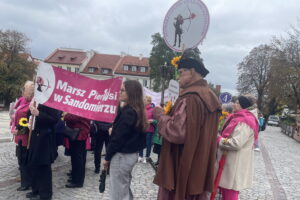 11.10.2024. Sandomierz. Marsz Amazonek. / Fot. Grażyna - Szlęzak - Radio Kielce