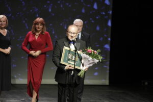 15.10.2024 Kielce. Teatr im Stefana Żeromskiego. Świętokrzyska Nagroda Kultury. Przy mikrofonie Artur Jaroń / Fot. Jarosław Kubalski - Radio Kielce