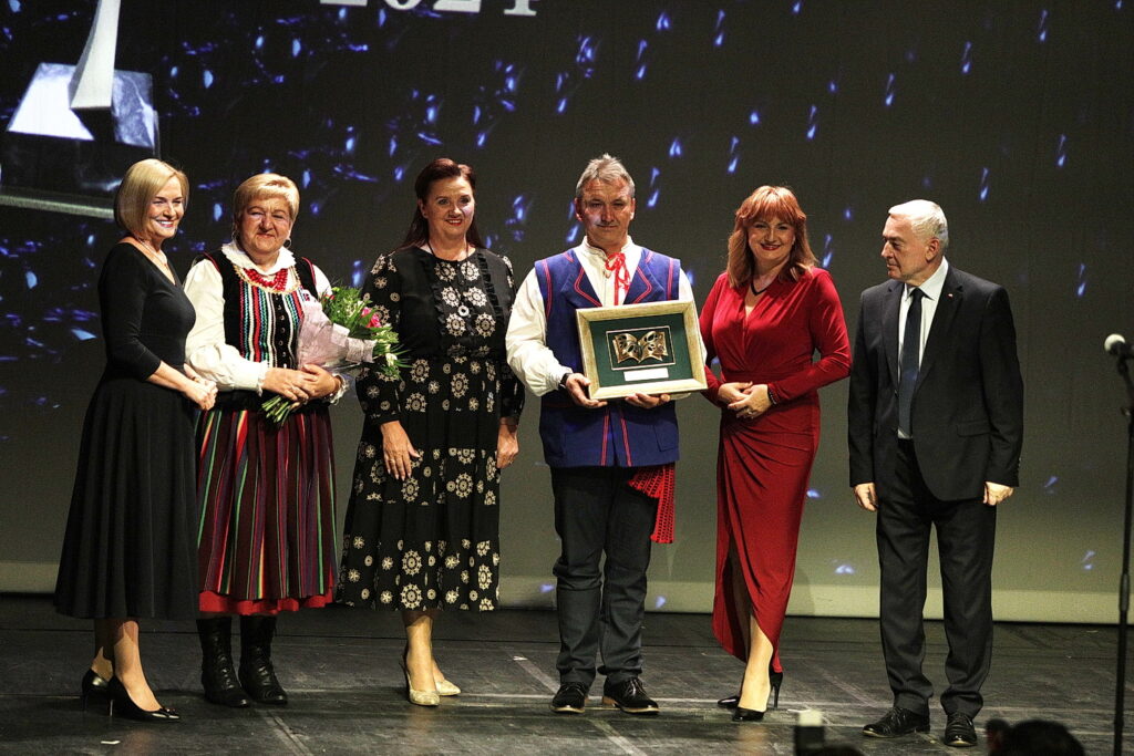 15.10.2024 Kielce. Teatr im Stefana Żeromskiego. Świętokrzyska Nagroda Kultury. Stowarzyszenie „Piekoszowianie" / Fot. Jarosław Kubalski - Radio Kielce