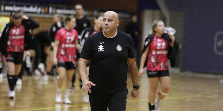 Kielce. Piłka ręczna kobiet. Na zdjęciu: Paweł Tetelewski, trener Suzuki Korona Handball / Fot. Jarosław Kubalski - Radio Kielce