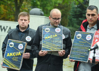 09.10.2024. Warszawa. Briefing prasowy Rady Krajowej Sekcji Funkcjonariuszy i Pracowników Policji NSZZ przed Sejmem w Warszawie. Spotkanie dotyczyło akcji protestacyjnej funkcjonariuszy policji / Fot. PAP - Marcin Obara