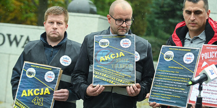 09.10.2024. Warszawa. Briefing prasowy Rady Krajowej Sekcji Funkcjonariuszy i Pracowników Policji NSZZ przed Sejmem w Warszawie. Spotkanie dotyczyło akcji protestacyjnej funkcjonariuszy policji / Fot. PAP - Marcin Obara