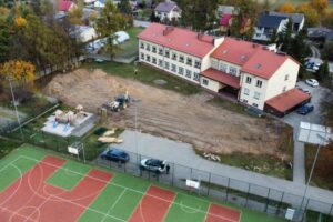 Budowa przyszkolnej infrastruktury sportowej / źródło: bieliny.pl