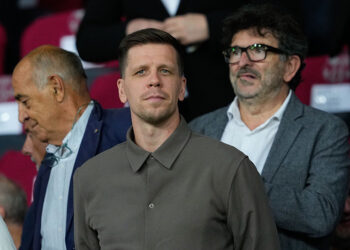 Wojciech Szczęsny od środy jest oficjalnie piłkarzem FC Barcelona - poinformował hiszpański klub. 34-letni bramkarz, który w sierpniu ogłosił zakończenie sportowej kariery, podpisał kontrakt do 30 czerwca 2025 roku / Fot. PAP/EPA - Alejandro Garcia