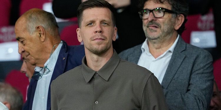 Wojciech Szczęsny od środy jest oficjalnie piłkarzem FC Barcelona - poinformował hiszpański klub. 34-letni bramkarz, który w sierpniu ogłosił zakończenie sportowej kariery, podpisał kontrakt do 30 czerwca 2025 roku / Fot. PAP/EPA - Alejandro Garcia