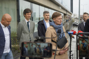 9.10.2024 Kielce. Konferencja prasowa dot. zagospodarowania terenów wokół dworca kolejowego - koncepcja Nowe Miasto. Przed mikrofonem - Agata Wojda prezydent Kielc / Fot. Aleksandra Kwaśniewska - Radio Kielce