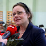 4.10.2024 Kielce. Szkoła Podstawowa nr 22 im. gen. Stanisława Maczka. Na zdjęciu: Karolina Maczek-Skillen, wnuczka generała. / Fot. Aleksandra Kwaśniewska - Radio Kielce