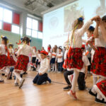 4.10.2024 Kielce. Szkoła Podstawowa nr 22 im. gen. Stanisława Maczka. Spotkanie młodzieży z Karoliną Maczek-Skillen, wnuczką generała Maczka / Fot. Aleksandra Kwaśniewska - Radio Kielce