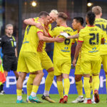 30.10.2024. Wronki. Piłkarze Korony Kielce cieszą się z gola Jewgienija Szykawki (z lewej) podczas meczu 1/16 finału piłkarskiego Pucharu Polski z Lechem II Poznań / Fot. PAP - Paweł Jaskółka