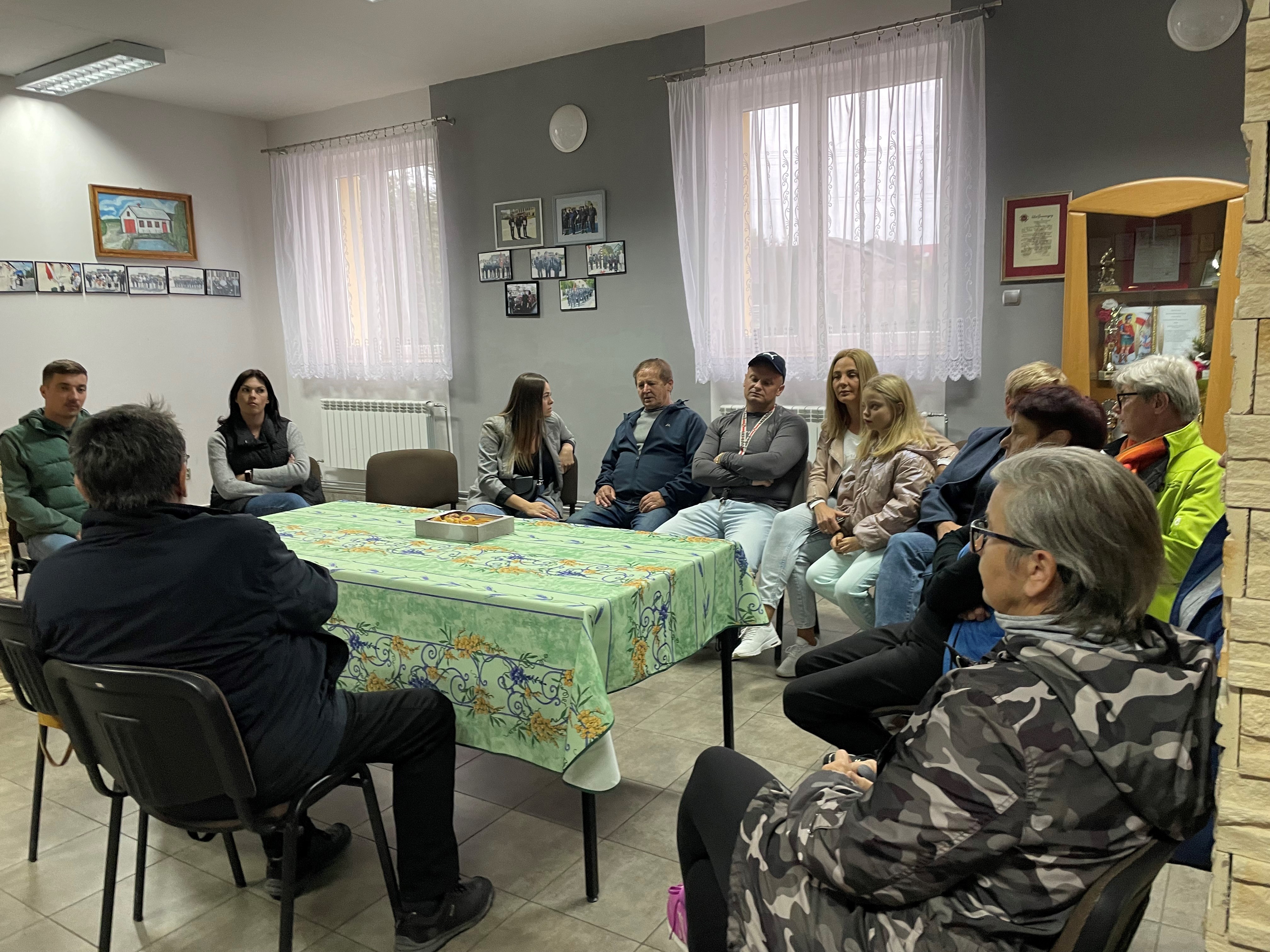 Dzieci uciekające przed tirami do rowów i spacery wśród ryku silników