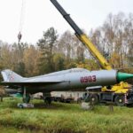 Przygotowanie MiG-a 21PF do transportu do Kielc / Fot. Wojciech Habdas