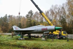 Przygotowanie MiG-a 21PF do transportu do Kielc / Fot. Wojciech Habdas