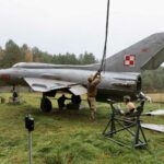 Przygotowanie MiG-a 21PF do transportu do Kielc / Fot. Wojciech Habdas