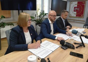 30.10.2024. Skarżysko-Kamienna. Konferencja prasowa prezydenta Arkadiusza Boguckiego, podczas której przedstawił wyniki trwających audytów i kontroli / Fot. um.skarzysko.pl