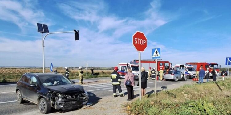 Wypadek w miejscowości Dobruchna. Jeden z kierowców przewieziony do szpitala