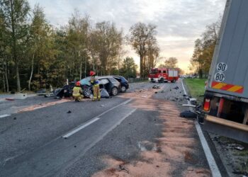 Zderzenie trzech pojazdów w Ślęcinie. Ranny kierowca osobowego audi