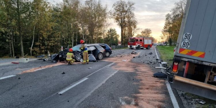 Zderzenie trzech pojazdów w Ślęcinie. Ranny kierowca osobowego audi