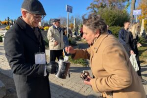 01.11.2024. Opatów. Kwesta na rzecz ratowania zabytkowych nagrobków / Fot. Grażyna Szlęzak - Radio Kielce