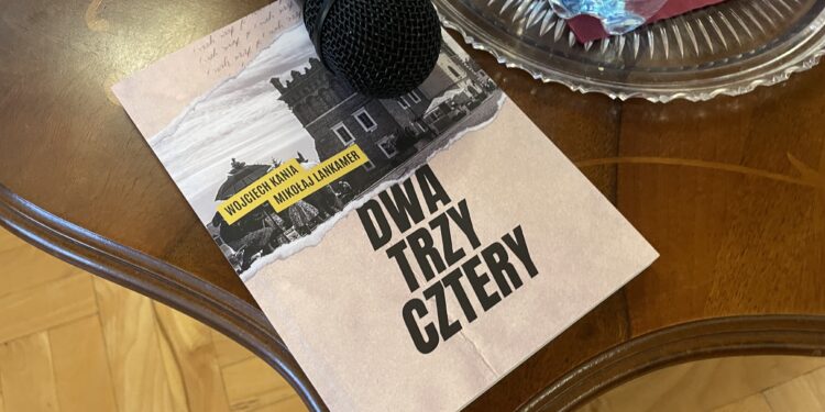 „Dwa trzy cztery” - powieść kryminalna, którą napisał ksiądz Wojciech Kania z Kurii Diecezjalnej Sandomierzu / Fot. Grazyna Szlęzak - Radio Kielce