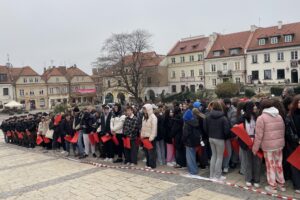 08.11.2024. Sandomierz. Żywa flaga / Fot. Grażyna Szlęzak - Radio Kielce