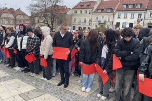 08.11.2024. Sandomierz. Żywa flaga / Fot. Grażyna Szlęzak - Radio Kielce