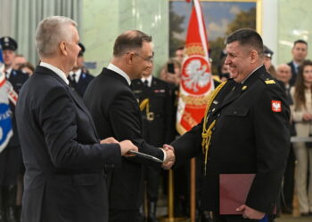 Prezydent wręczył awanse generalskie oficerom wojska, straży pożarnej i policji