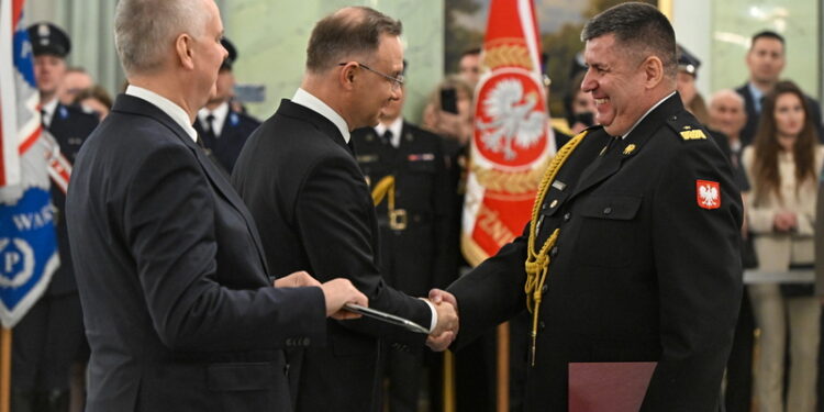 Prezydent wręczył awanse generalskie oficerom wojska, straży pożarnej i policji