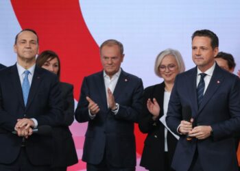 23.11.2024. Warszawa. Na zdjęciu: Premier Donald Tusk, minister spraw zagranicznych Radosław Sikorski oraz prezydent Warszawy Rafał Trzaskowski podczas Rady Krajowej Platformy Obywatelskiej. Fot. PAP/Paweł Supernak