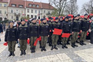 08.11.2024. Sandomierz. Żywa flaga / Fot. Grażyna Szlęzak - Radio Kielce