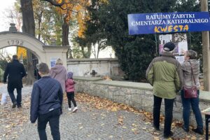 02.11.2024. Sandomierz. Kwesta / Fot. Grażyna Szlęzak - Radio Kielce