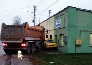 O włos od tragedii. Ciężarówka zmiażdżyła auto