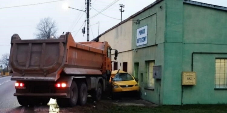 O włos od tragedii. Ciężarówka zmiażdżyła auto