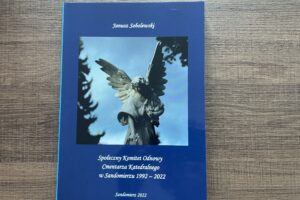 Książka Społeczny Komitet Odnowy Cmentarza Katedralnego w Sandomierzu 1992-2022 / Fot. Grażyna Szlęzak - Radio Kielce