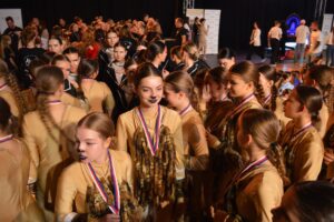 Formacja KLEKS II po dekoracji za choreografię „LWY” / Fot. staszow.pl