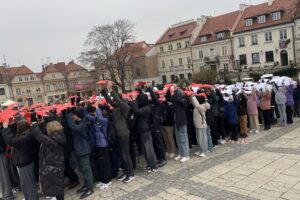 08.11.2024. Sandomierz. Żywa flaga / Fot. Grażyna Szlęzak - Radio Kielce