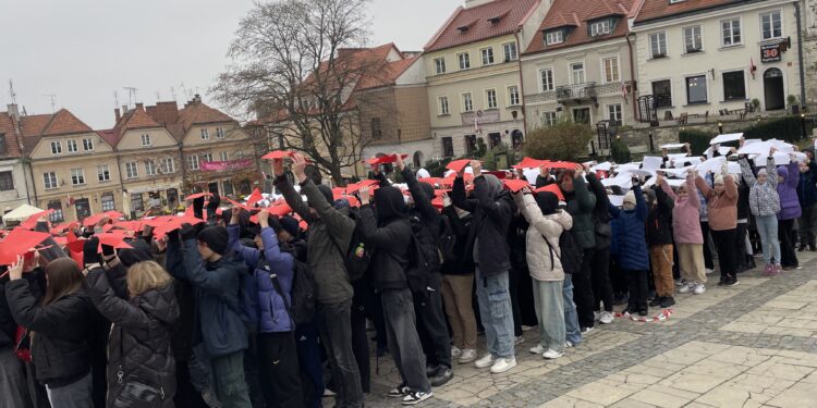 08.11.2024. Sandomierz. Żywa flaga / Fot. Grażyna Szlęzak - Radio Kielce