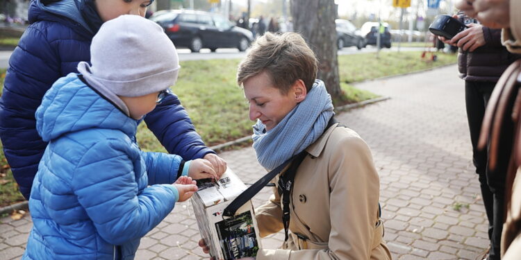 Politycy i artyści zbierają datki na kieleckich cmentarzach