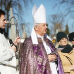01.11.2024. Kielce. Cmentarz Parafialny "Nowy". Na zdjęciu: Jan Piotrowski - biskup kielecki / Fot. Wiktor Taszłow - Radio Kielce