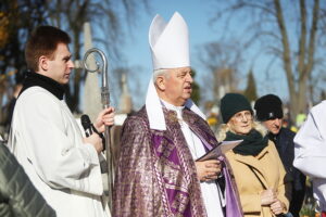 01.11.2024. Kielce. Cmentarz Parafialny "Nowy". Na zdjęciu: Jan Piotrowski - biskup kielecki / Fot. Wiktor Taszłow - Radio Kielce