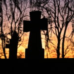 01.11.2024. Kielce. Cmentarz Stary o zachodzie słońca / Fot. Wiktor Taszłow - Radio Kielce