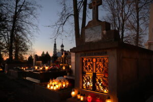 01.11.2024. Kielce. Cmentarz Stary o zachodzie słońca / Fot. Wiktor Taszłow - Radio Kielce