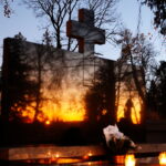 01.11.2024. Kielce. Cmentarz Stary o zachodzie słońca / Fot. Wiktor Taszłow - Radio Kielce